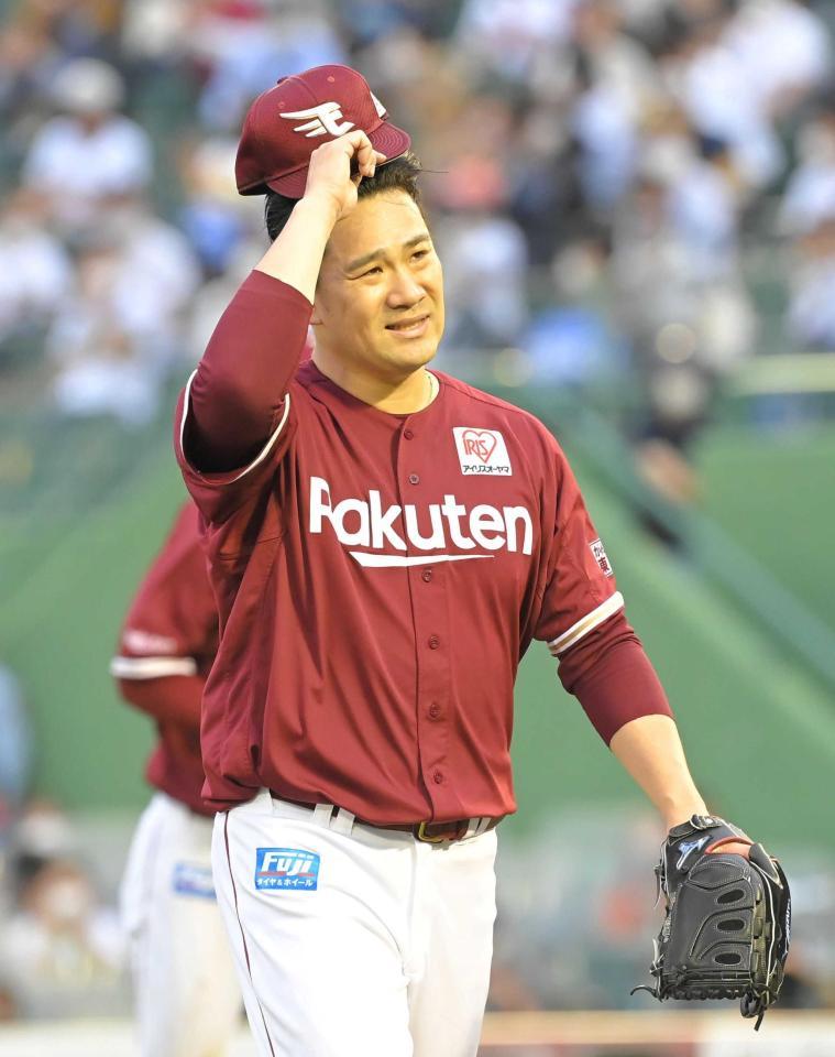 　６回に逆転を許し、厳しい表情でベンチに戻る田中将