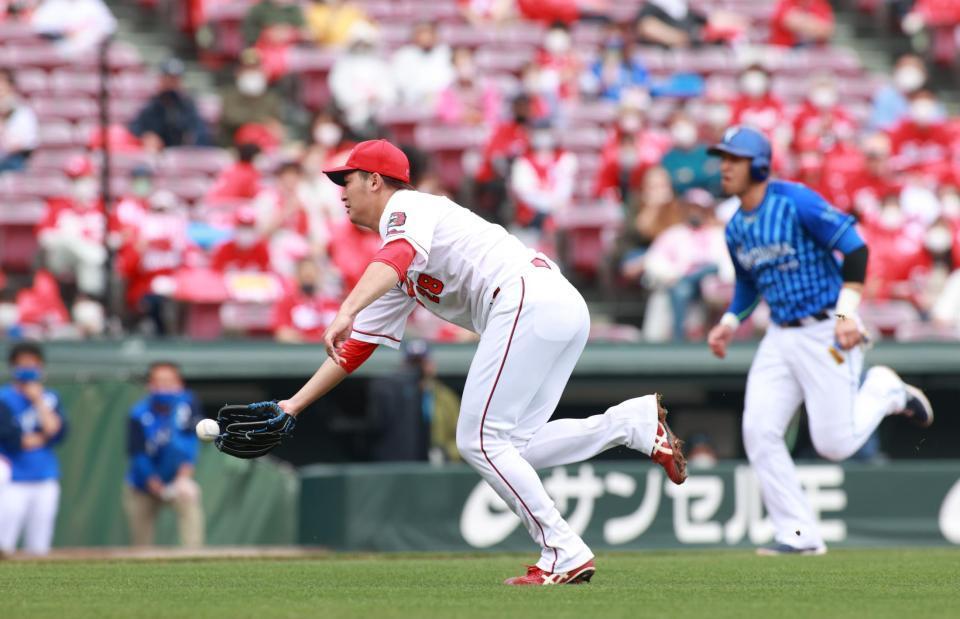 ４回表ＤｅＮＡ１死満塁、ピープルズの投ゴロを捕球した床田が捕手・石原にグラブトス、一塁にも転送され併殺となる（撮影・坂部計介）