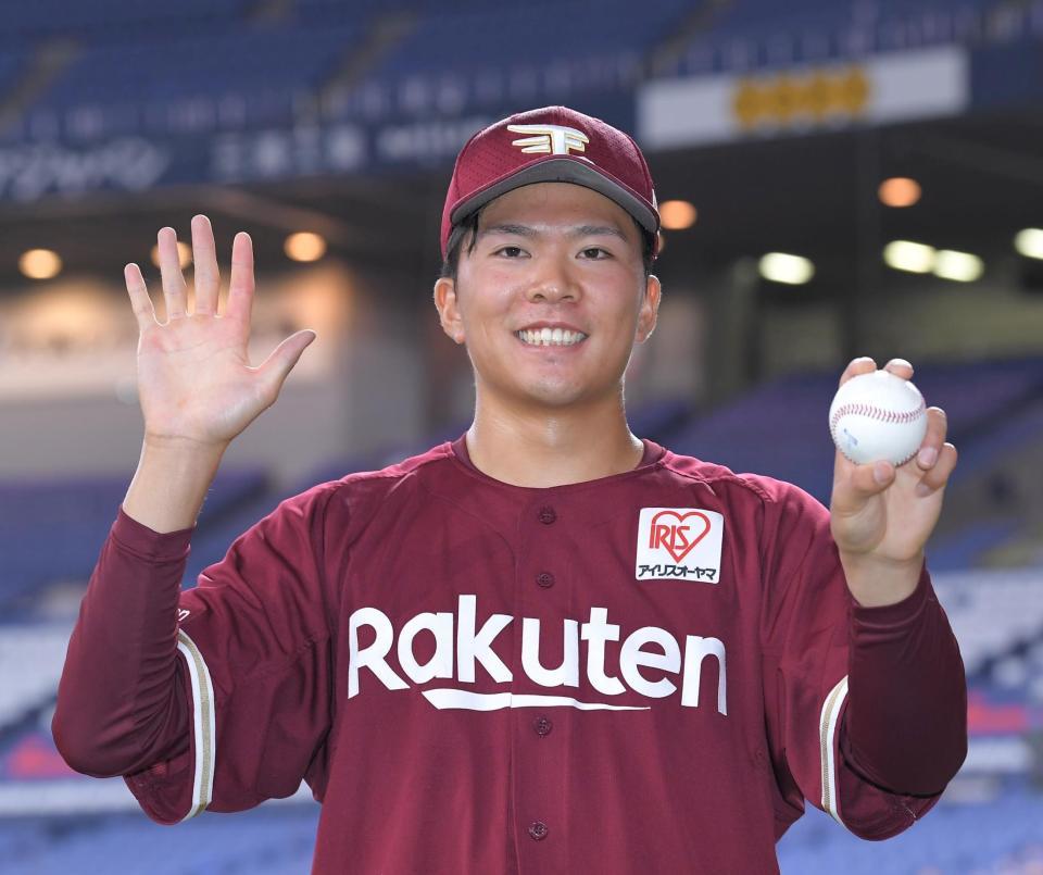 完封で５勝目を挙げ喜ぶ早川（撮影・高部洋祐）