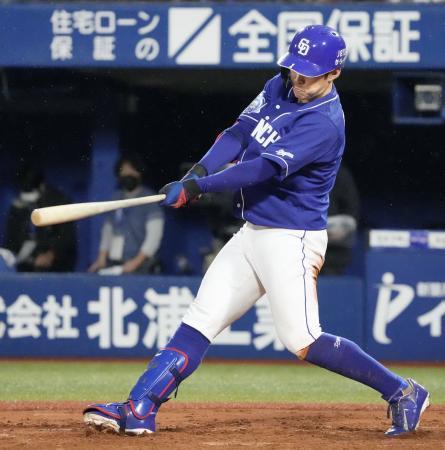 　２回中日２死二、三塁、京田が右前に２点打を放つ＝横浜