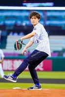 　始球式を行った新浜レオンさん（楽天野球団提供）