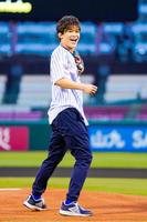 　始球式を行った新浜レオンさん（楽天野球団提供）