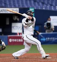 　４回、Ｔー岡田は右中間に勝ち越し２ランを放つ（撮影・山口登）