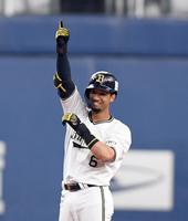 　宗佑磨は同点適時二塁打を放ち塁上で喜ぶ（撮影・山口登）