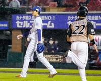 　５回、渡辺に犠飛を許した岸。生還する三走鶴岡（右）