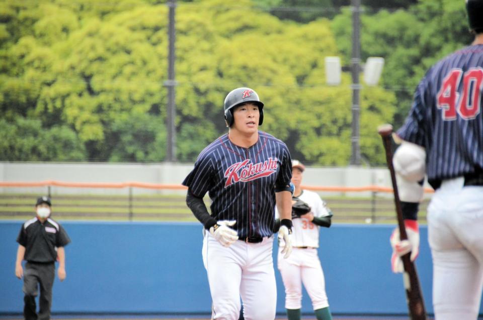 今季１号を放ち、ダイヤモンドを一周する国士舘大・池田来