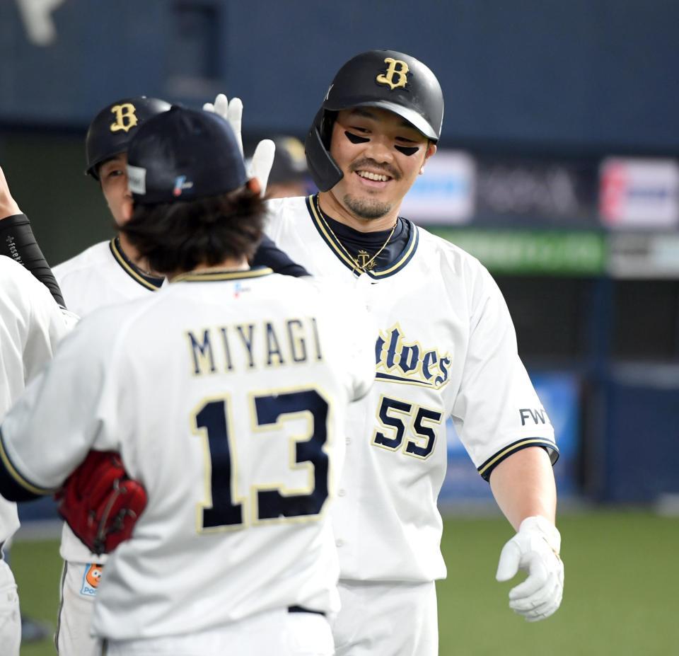 　４回、Ｔー岡田は勝ち越し２ランを放ち笑顔で生還する（撮影・山口登）