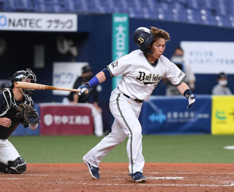 　５回、吉田正は空振り三振に倒れる（撮影・山口登）