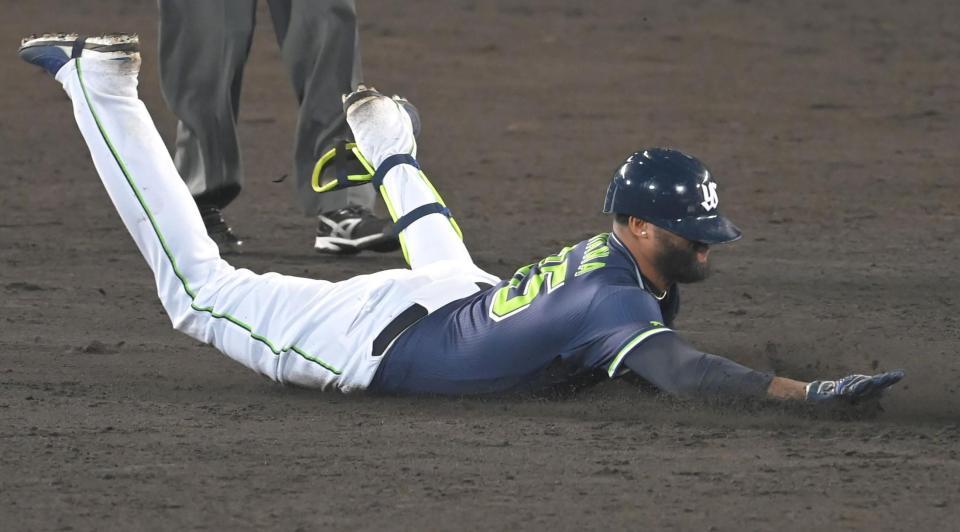 　５回、２点適時二塁打を放ちヘッドスライディングするサンタナ（撮影・高部洋祐）