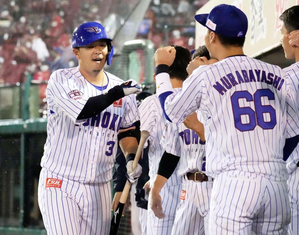 　８回、勝ち越しソロを放ち、ナインに迎えられる浅村