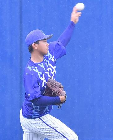 　キャッチボールで登板に備える今永（撮影・西岡正）