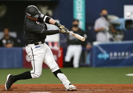 　５回ロッテ２死、レアードが左中間に本塁打を放つ＝京セラドーム