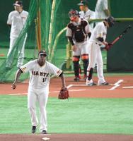 　試合前に亀井（後方）を相手に投球練習を行ったデラロサ（撮影・堀内翔）