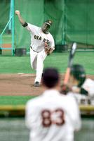 　早出組の打撃練習で亀井（右）を相手に原監督（手前）の前で投球するデラロサ（撮影・佐藤厚）