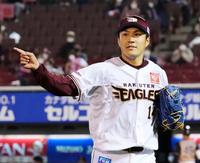 　５回を投げ終え、笑顔でベンチに戻る楽天・則本昂＝楽天生命パーク