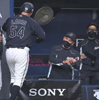　５回、ソロを放ったレアード（左）をすしポーズで迎える井口監督（撮影・高部洋祐）