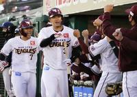 　３回、先制２ランを放ち、ナインに迎えられる浅村（右）