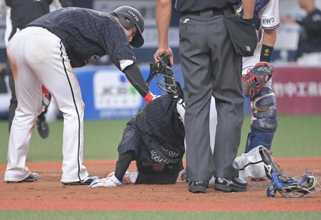 【写真】ロッテ・和田が本塁突入で顔面強打　本塁上でうずくまる