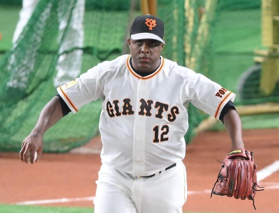 　試合前に投球練習を行ったデラロサ（撮影・堀内翔）