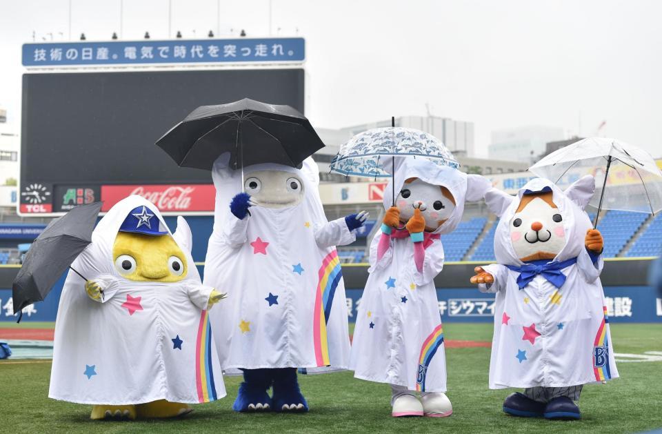 雨天中止になったグラウンドでかさをさすＤｅＮＡのマスコットたち＝横浜スタジアム（撮影・西岡正）