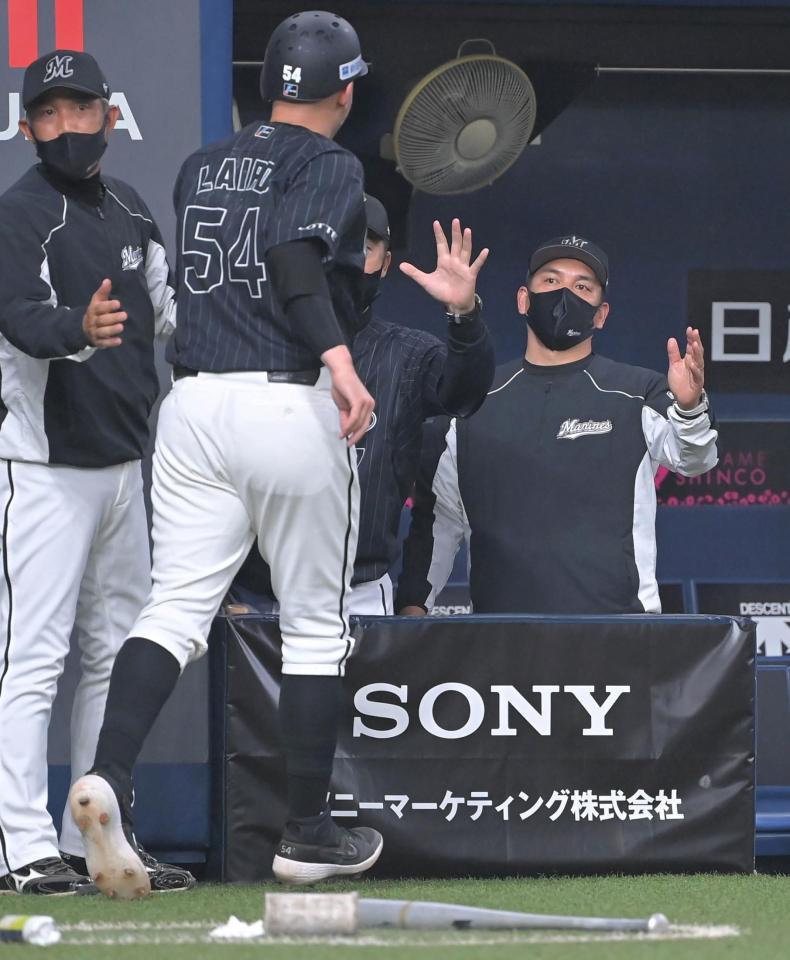 　４回、佐藤都の勝ち越し打で生還したレアードを出迎える井口監督（撮影・高部洋祐）