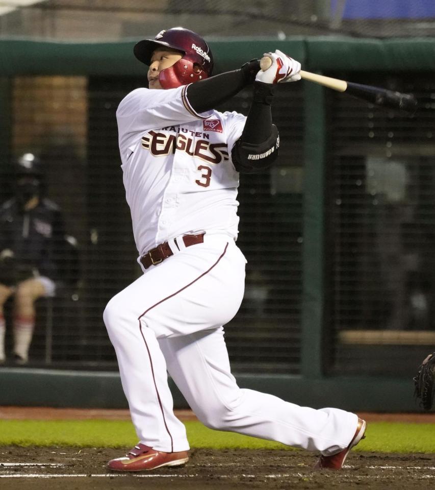 　３回、浅村が右越えに先制２ランを放つ