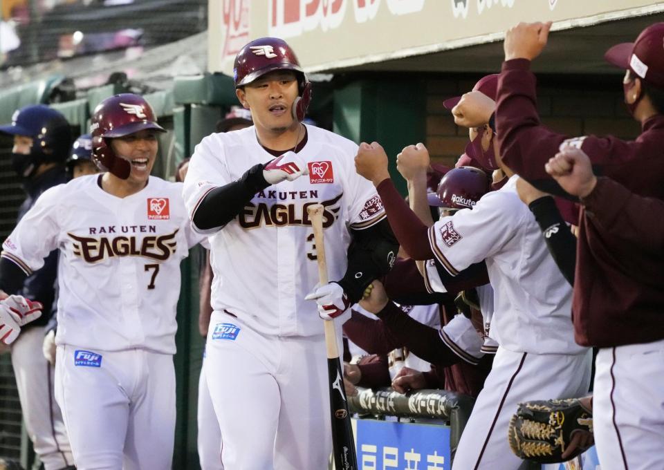 　３回、先制２ランを放ち、ナインに迎えられる浅村（右）