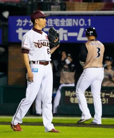 ８回、日本ハム・王柏融（右）に勝ち越し点となる押し出し四球を与えた楽天・福山＝楽天生命パーク