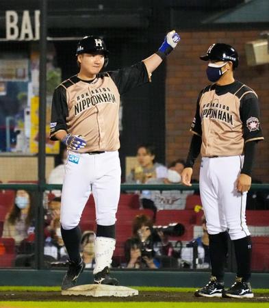 ８回、２点打を放ち、ガッツポーズする日本ハム・渡辺＝楽天生命パーク