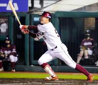 ３回楽天１死一塁、田中貴が右中間に同点二塁打を放つ＝楽天生命パーク