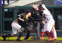 ５回楽天２死二塁、田中貴の右前打で岡島が本塁を突くがタッチアウト。捕手石川亮＝楽天生命パーク