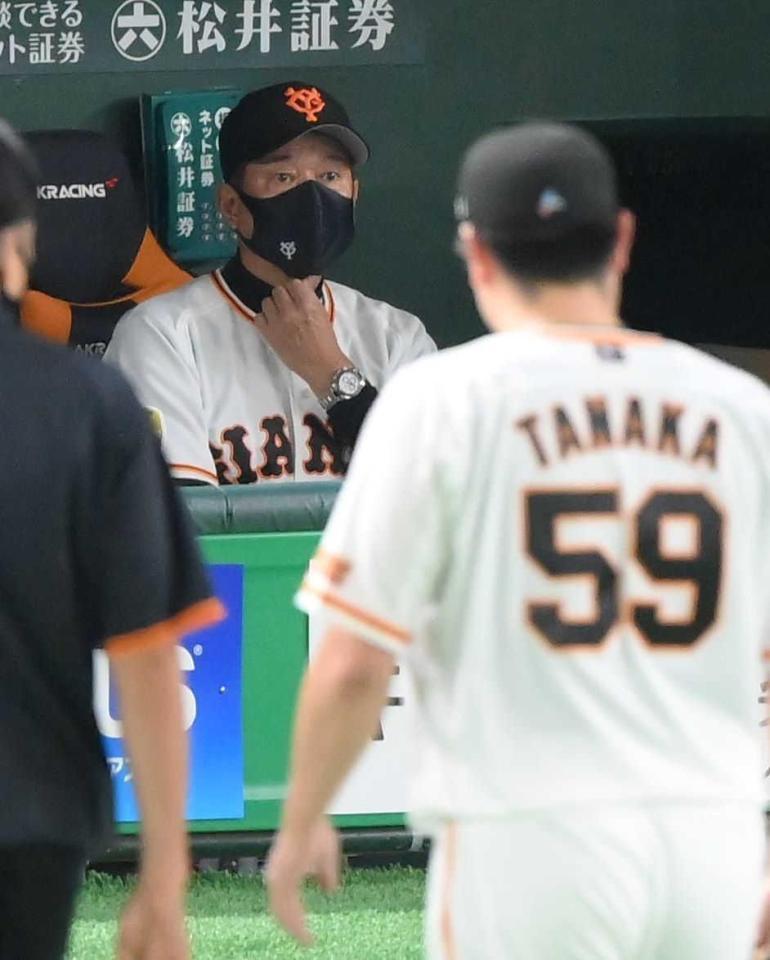 　６回、試合を見つめる原監督。手前は降板する田中豊
