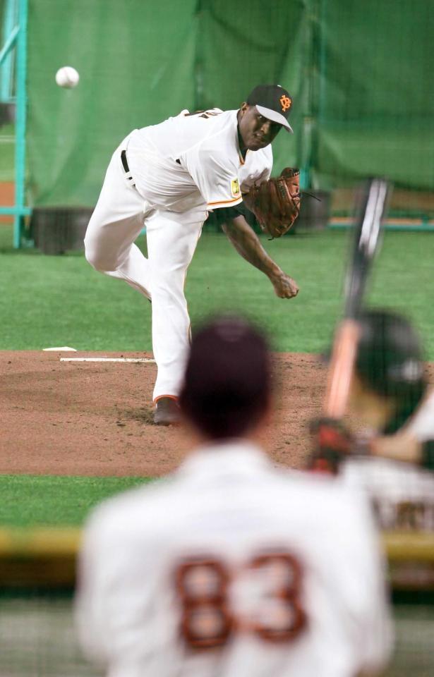 　早出組の打撃練習で亀井（右）を相手に原監督（手前）の前で投球するデラロサ