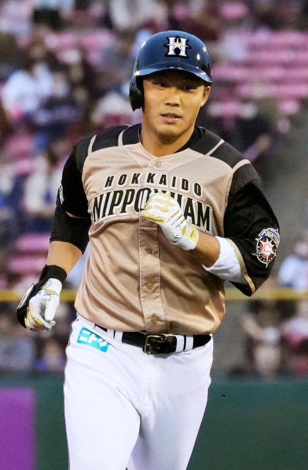 ２回、先制ソロを放ち、三塁に向かう日本ハム・王柏融＝楽天生命パーク