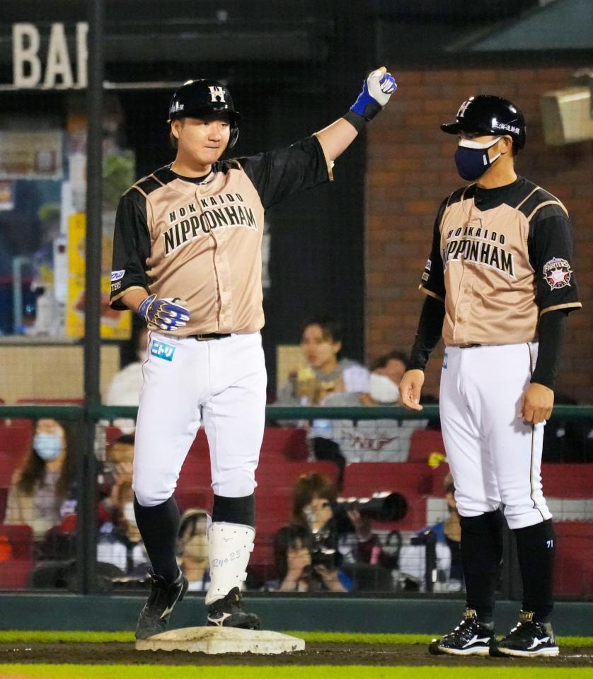 ８回、２点打を放ち、ガッツポーズする日本ハム・渡辺＝楽天生命パーク