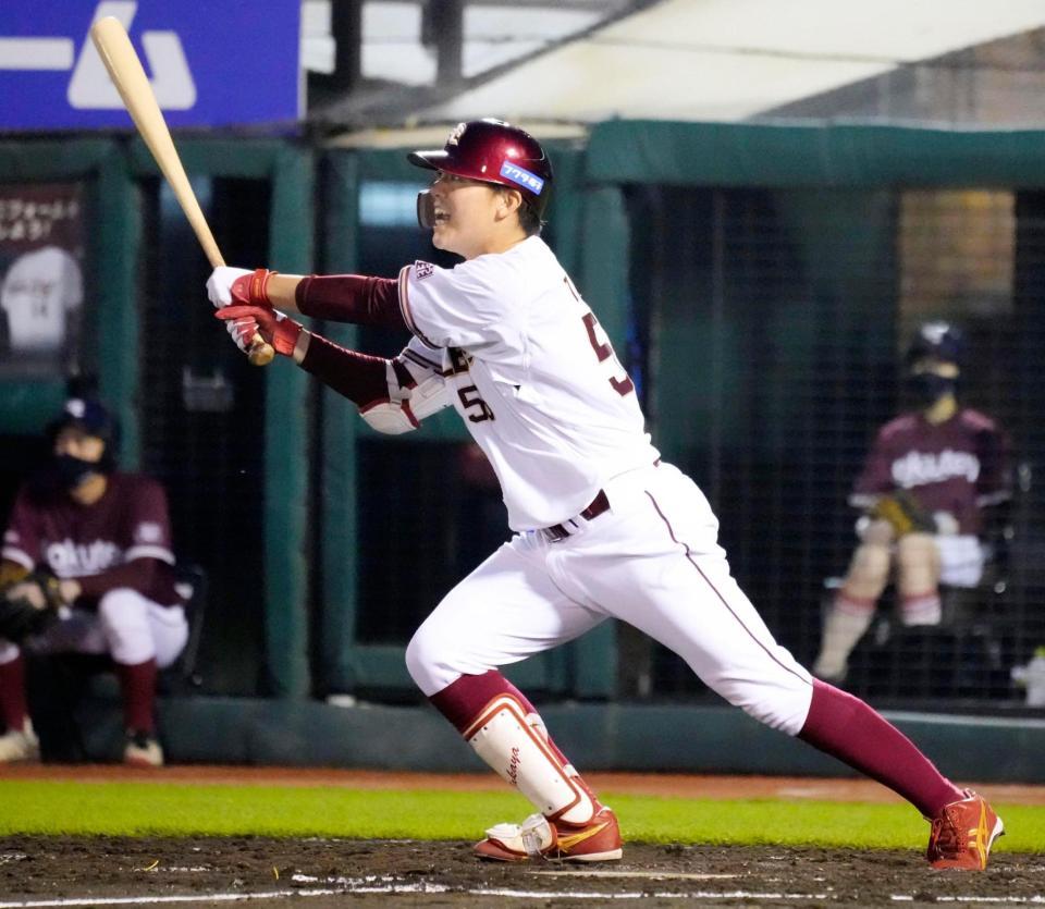 ３回楽天１死一塁、田中貴が右中間に同点二塁打を放つ＝楽天生命パーク