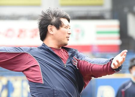　試合前、強風の中でストレッチする涌井（撮影・開出牧）