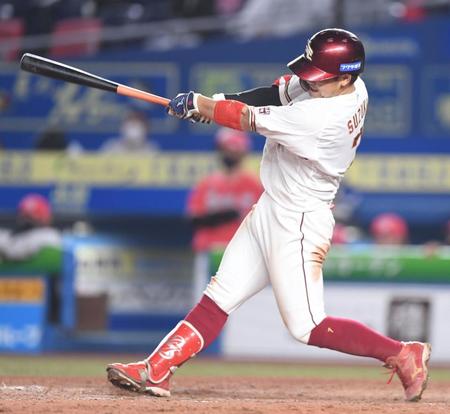 　９回、右越え２ランを放つ鈴木大（撮影・開出牧）