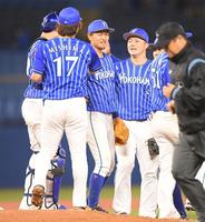 　大和（中央）の勝ち越し打で連敗を止めたＤｅＮＡナイン（撮影・伊藤笙子）