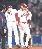 　７回から登板し２点を失い降板したブセニッツ（右）。左は小山コーチ（撮影・開出牧）