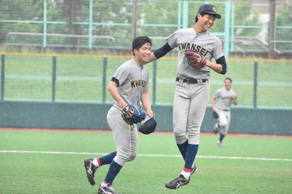 試合終了後笑顔で仲間と喜びを分かち合う関学大・黒原