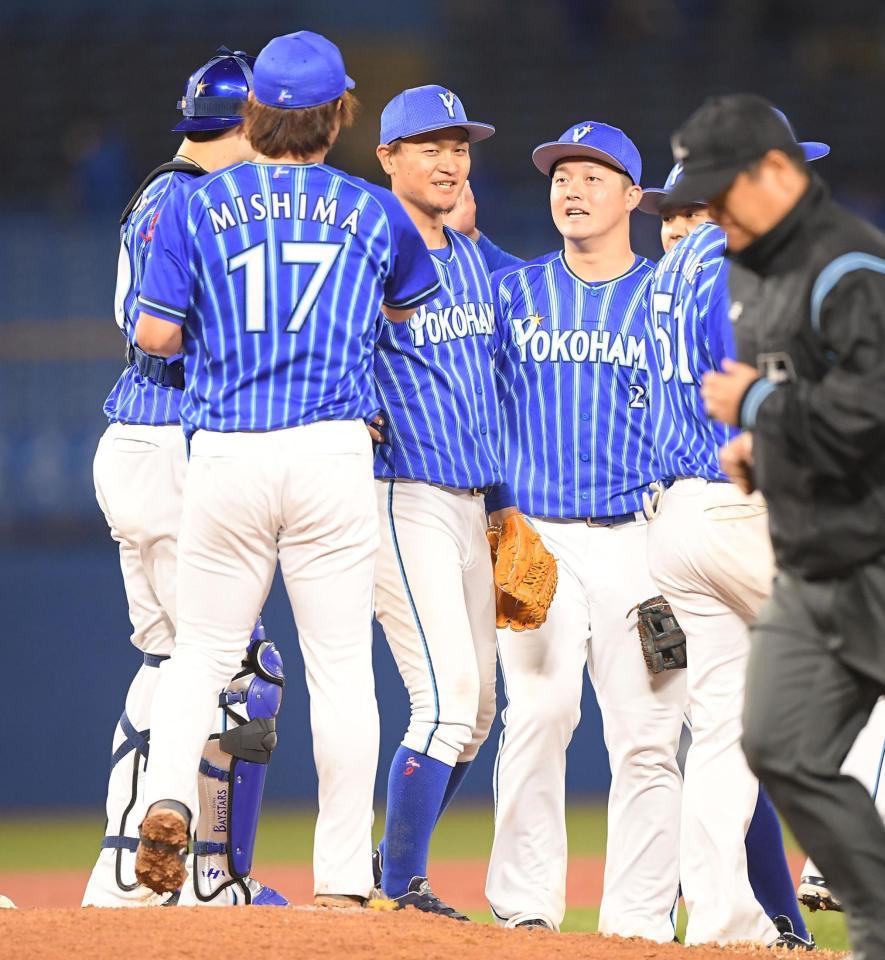 　大和（中央）の勝ち越し打で連敗を止めたＤｅＮＡナイン（撮影・伊藤笙子）