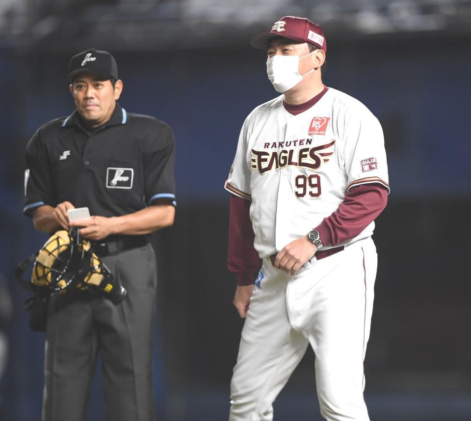 　７回、投手交代を告げる石井監督（撮影・開出牧）