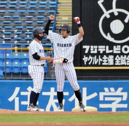 ９回に決勝の適時二塁打を放ち、二塁ベース上で両手を上げる立大・太田