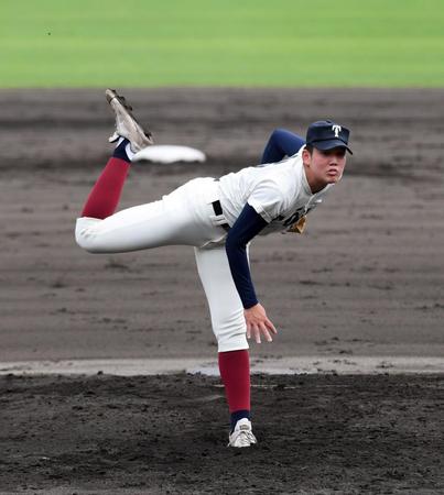 先発し力投する大阪桐蔭・川原＝皇子山球場（撮影・山口登）