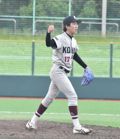 ガッツポーズをする甲南大・加藤