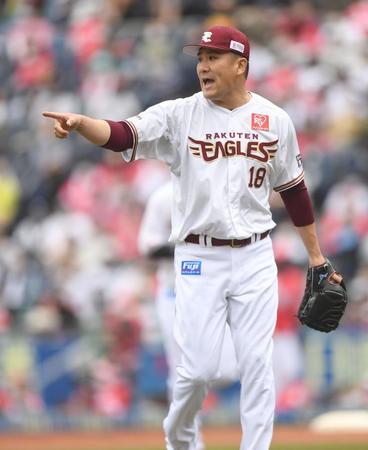 １回、レアードを遊ゴロに仕留め、打球を処理した遊撃手の茂木を指さす田中将（撮影・開出牧）