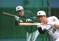 バント練習する岩下（手前）の背後でバントの構えをする佐々木朗（撮影・開出牧）