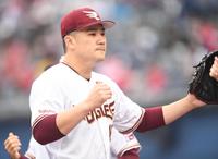 ４回、打者３人をピシャリと抑えナインとグータッチを交わす田中将（撮影・開出牧）