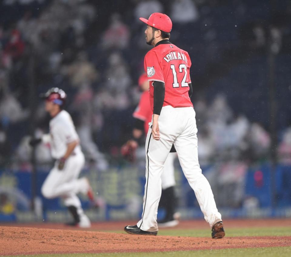 　５回、島内（左後方）に左越え３ランを打たれた石川（撮影・開出牧）